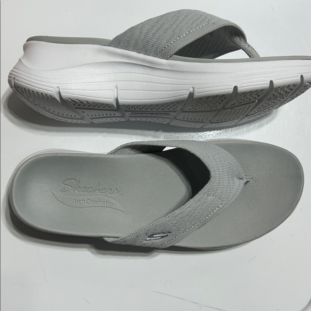 Skechers Arch Comfort thong sandals size 7 Gray knit